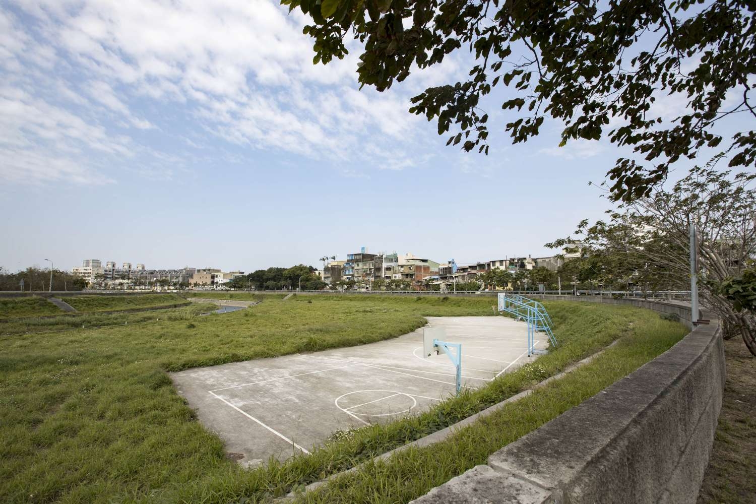 堤岸左側空間即為「竹香北路人行步道」預定建置處