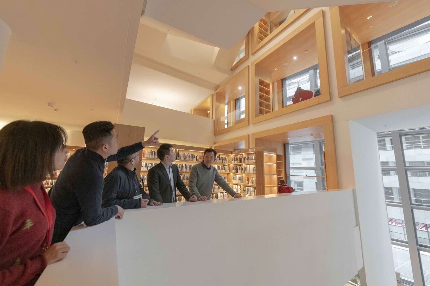 圖二：市長林智堅與市府團隊參訪阿姆斯特丹公共圖書館|