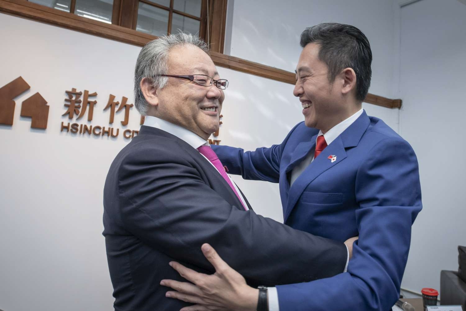 02-林智堅市長與岡山市議會議長浦上雅彥擁抱