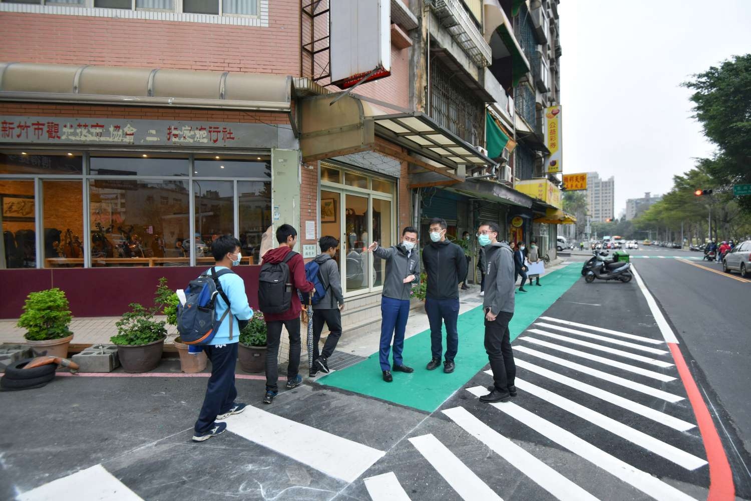 竹中、培英生上下學好安心！東山街及培英街人行步道標示完成 環境改善超有感