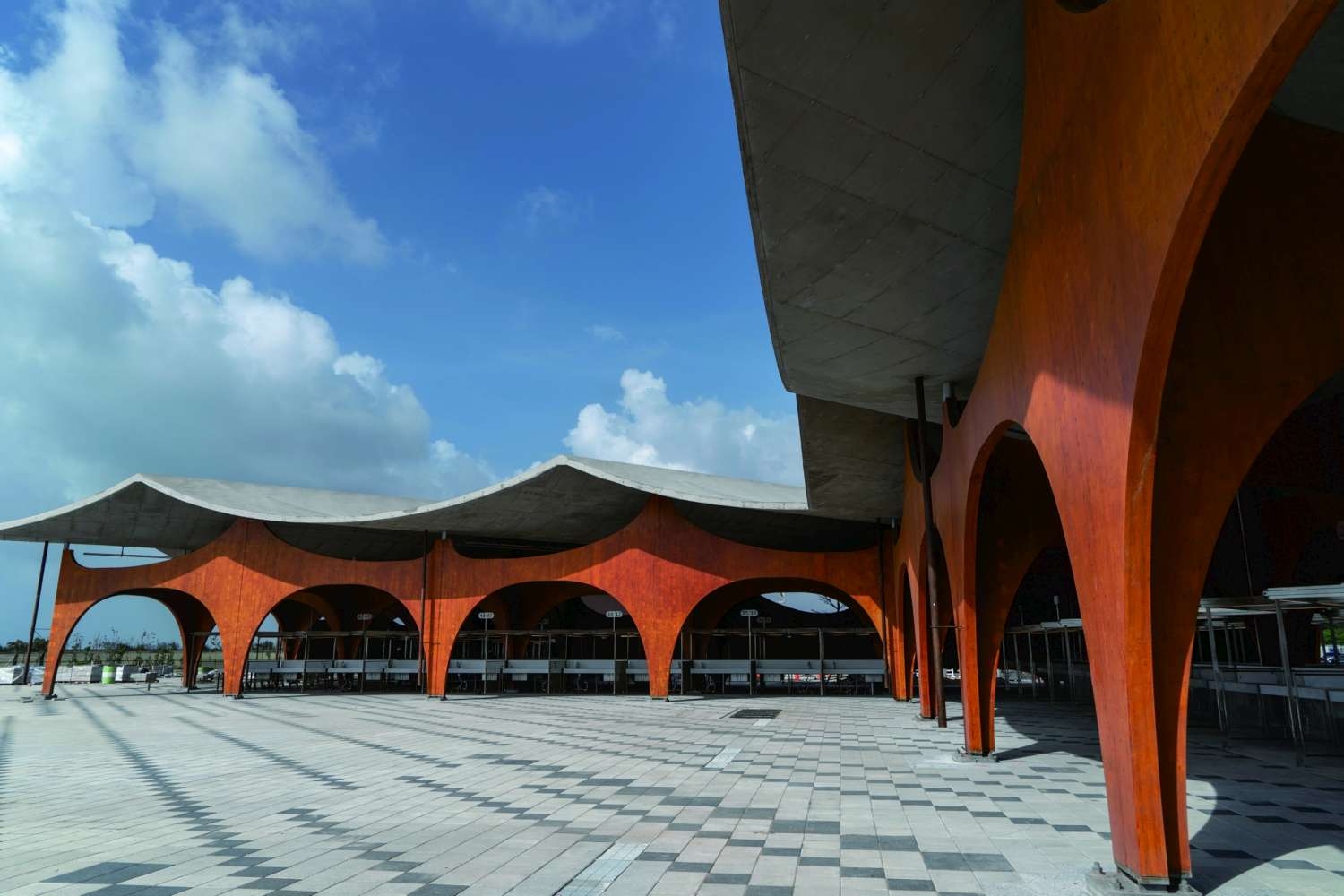 南寮最美地標「波光市集」打造全國首處以海浪理念設計的海岸建築，由嶼山工房林聖峰建築師設計。