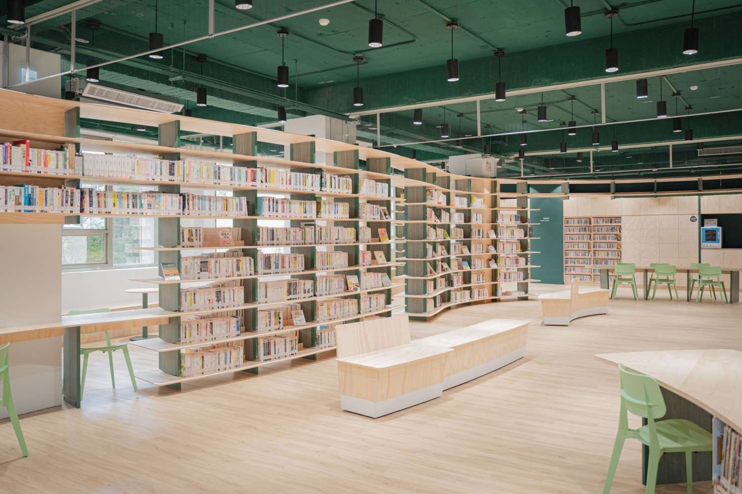「新竹市圖書館龍山分館」為竹市最大圖書館分館，設計師以特殊「虫襖綠」妝點空間，打造閱讀森林。