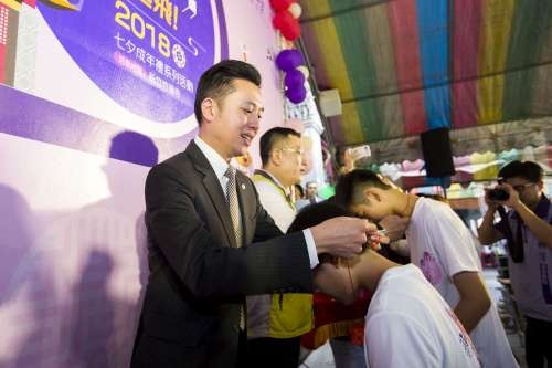 林智堅市長協助何于卉同學進行脫絭成年禮儀式。