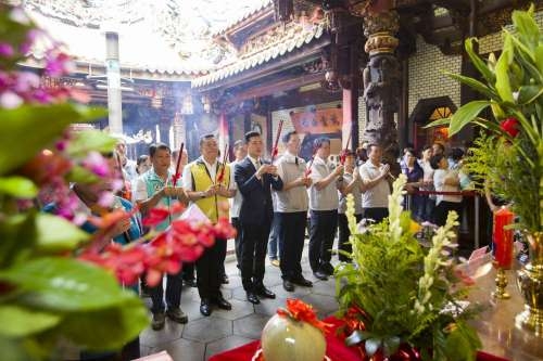 林智堅市長、竹蓮寺管委會主委許修睿副議長與眾議員上香祈福參拜。