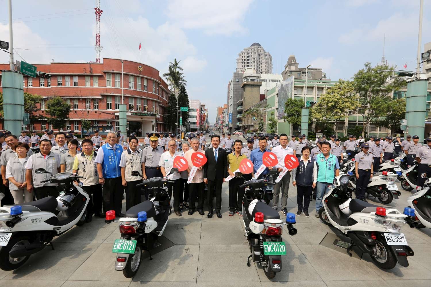 林智堅市長、陳耀南局長(左9)、捐贈單位與眾議員合影。