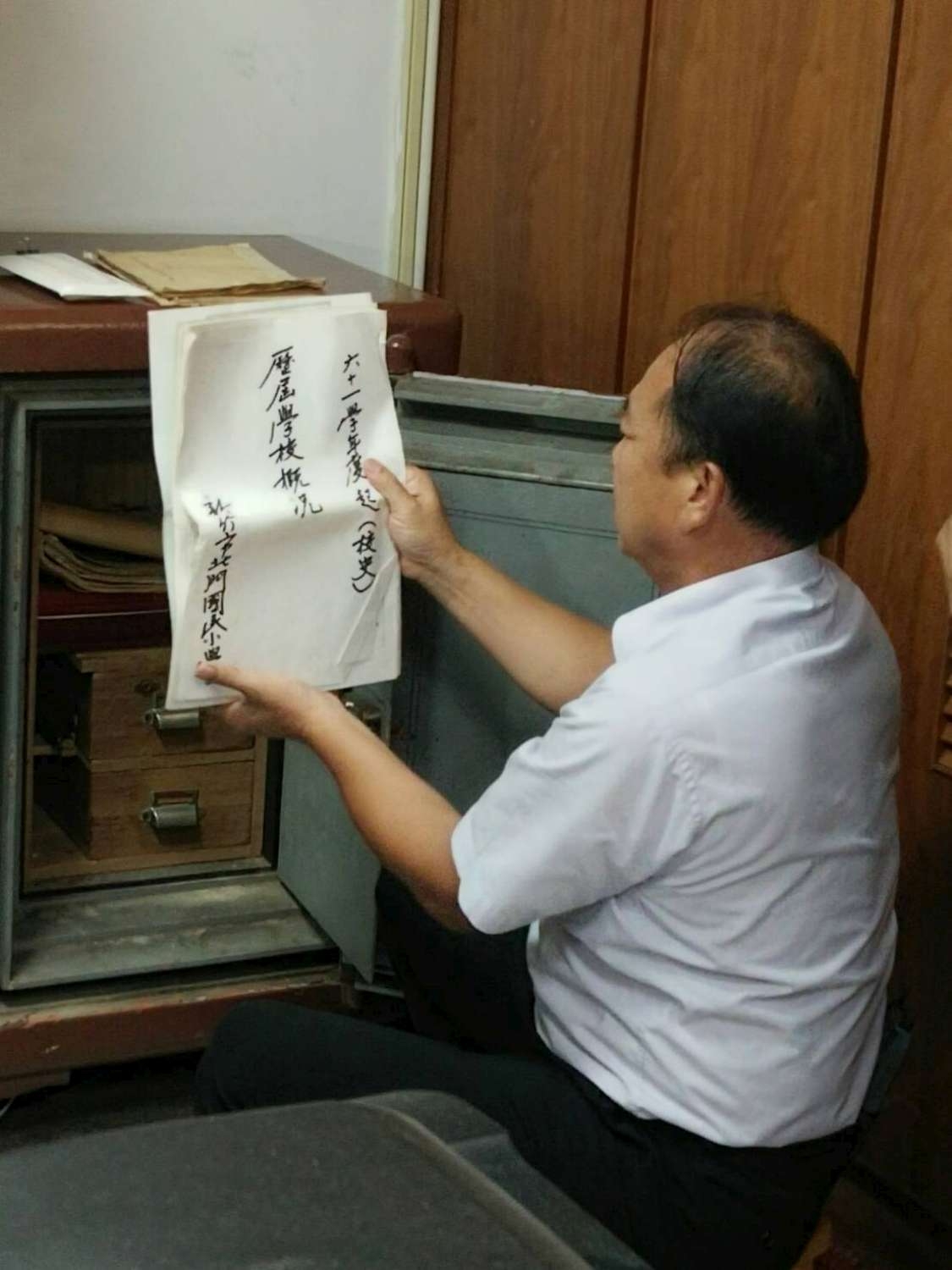 北門國小校長賴雲鵬見證日本電視台揭開百年神秘保險櫃神秘面紗