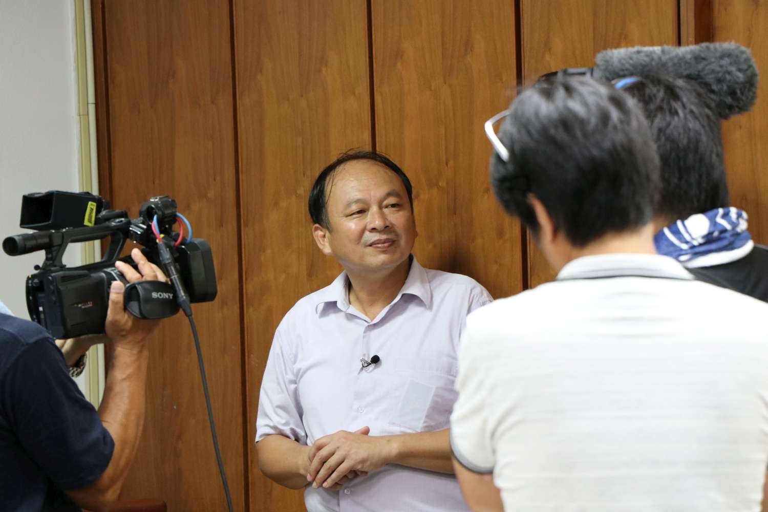 北門國小校長賴雲鵬接受日本電視台採訪。