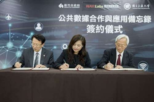簽約儀式：沈副市長(中)、國網中心謝錫堃主任(右)、交大張懋中校長(左)