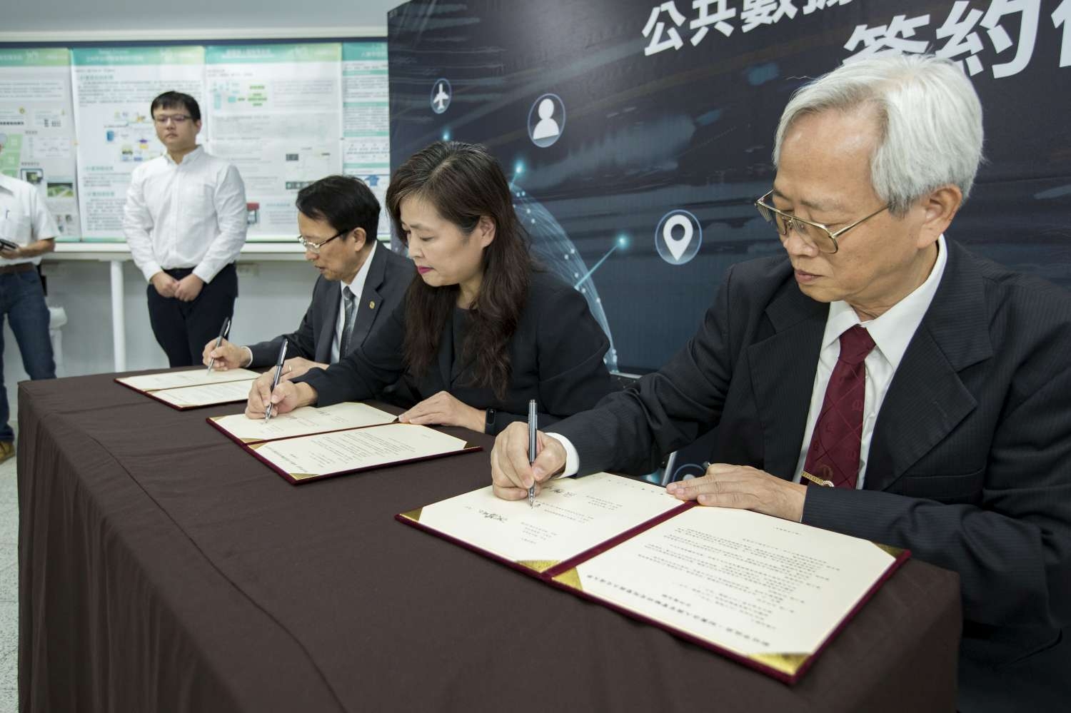 簽約儀式：沈副市長(中)、國網中心謝錫堃主任(右)、交大張懋中校長(左)