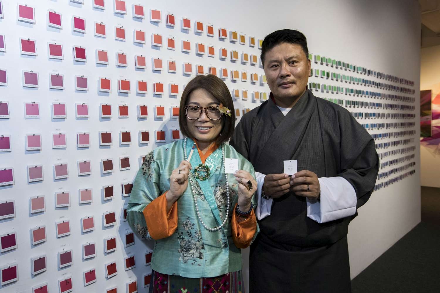 不丹夫妻參觀新竹市美術館，體驗台灣文青版抽籤文化
