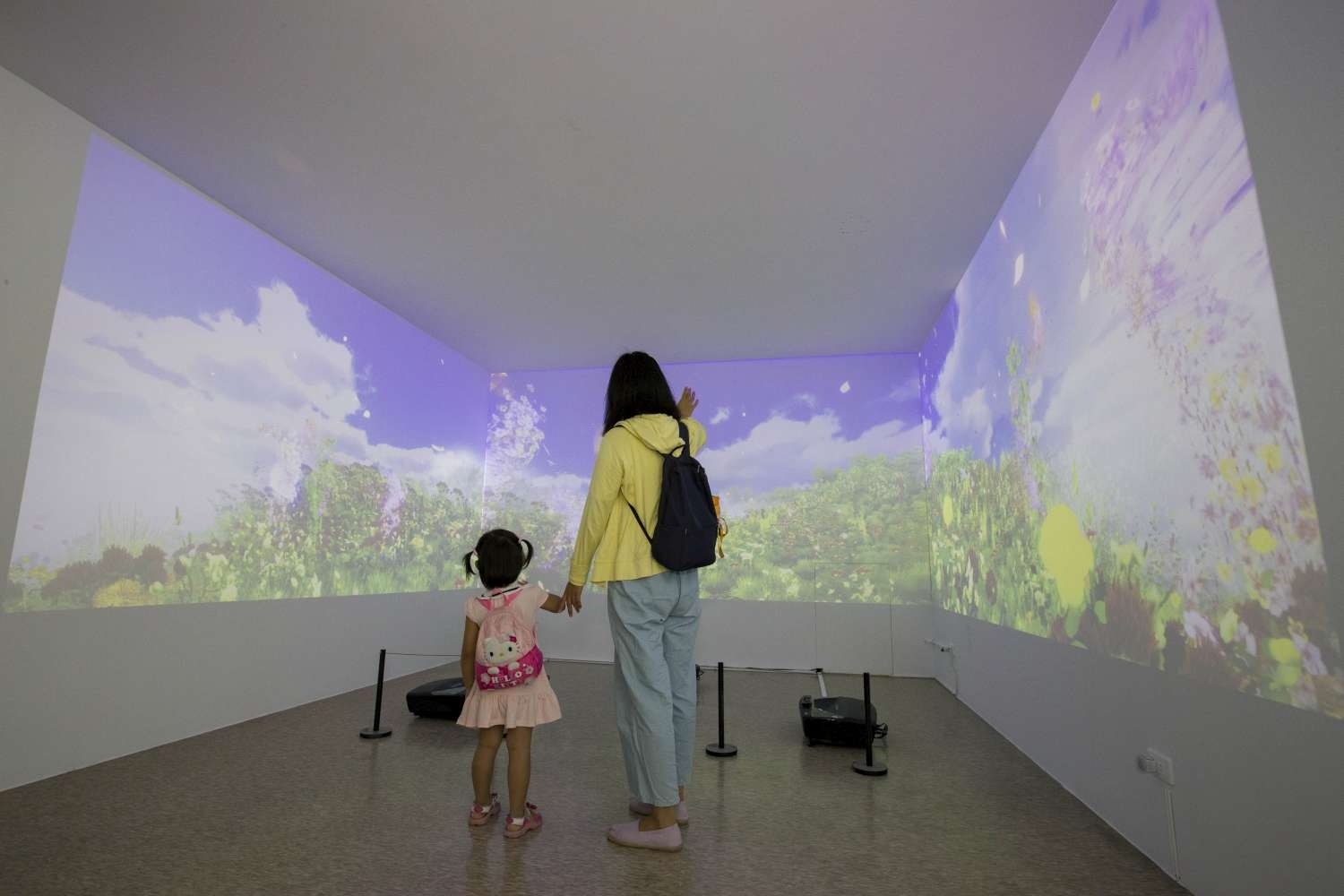 作品《夢裡繁花-數位互動區》可體感偵測參訪者，投影至螢幕上