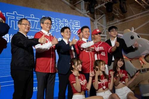 味全龍隊新主場來了 新竹市立棒球場OT簽約 林智堅市長：新竹棒球美夢成真