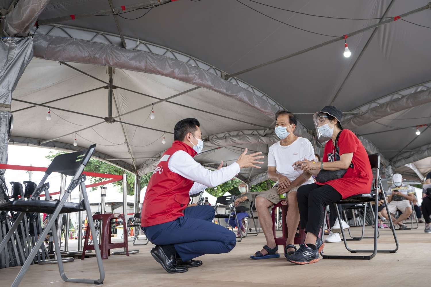 新竹市長林智堅日前視察長輩施打疫苗。（資料照）