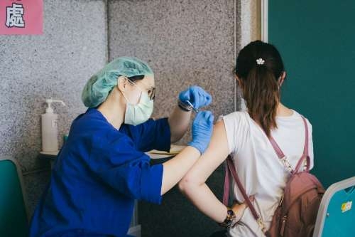 新竹市府持續強化高中以下教職員疫苗接種。