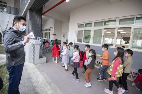 圖2：林智堅市長宣布開學守則，1人確診全校停課14天。
