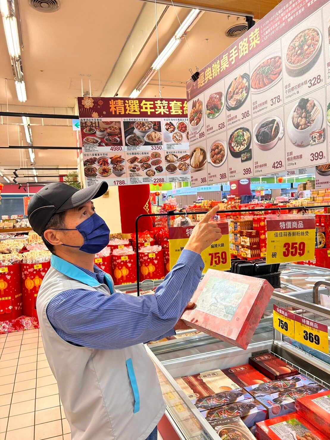 竹市府消保官提醒選購冷凍年菜應注意商品標示，食得安心又健康。