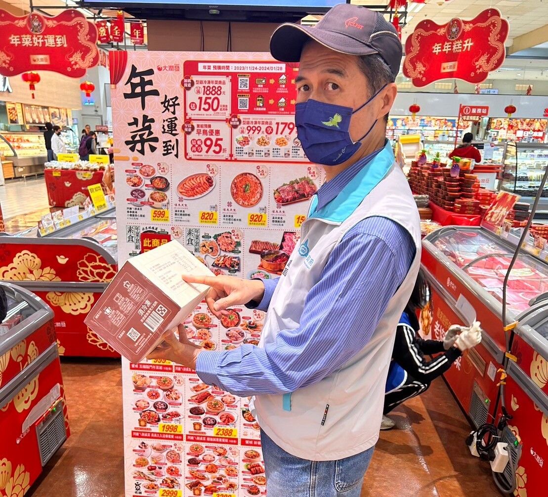竹市府消保官提醒選購冷凍年菜應注意商品標示，食得安心又健康。